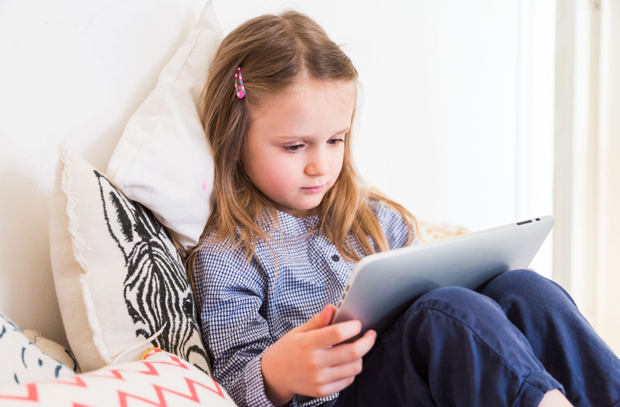 дитина дивиться відео на планшеті