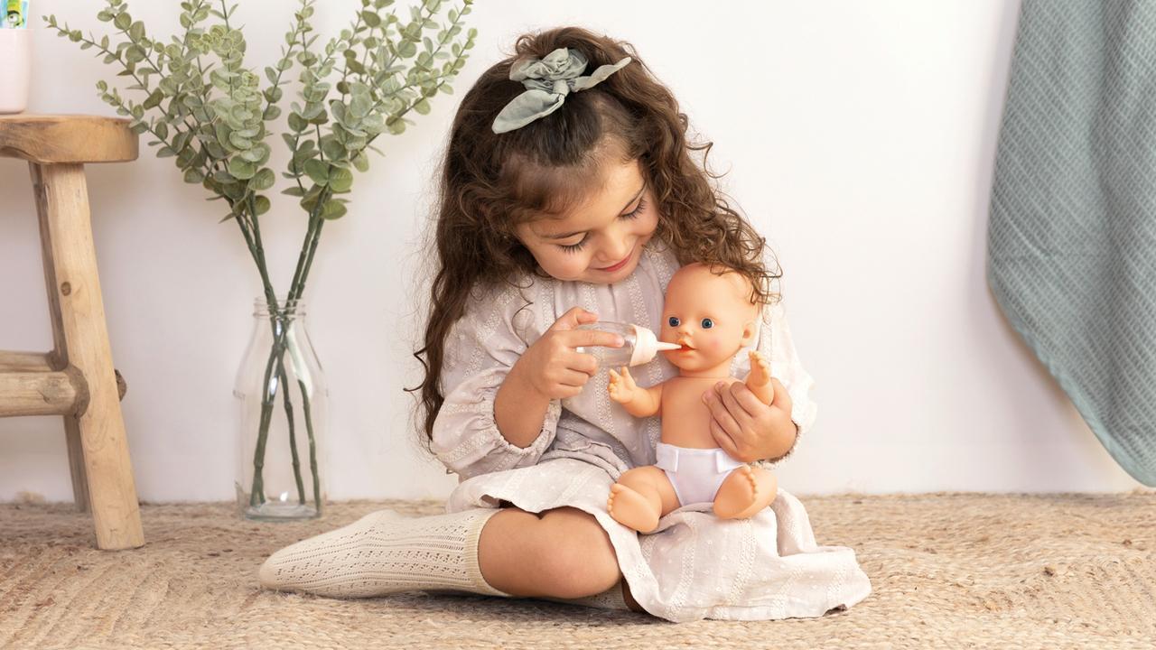 дівчинка грається з іграшкою