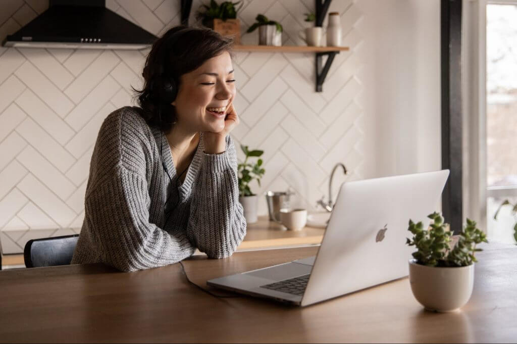 жінка спілкується з чоловіком військовим