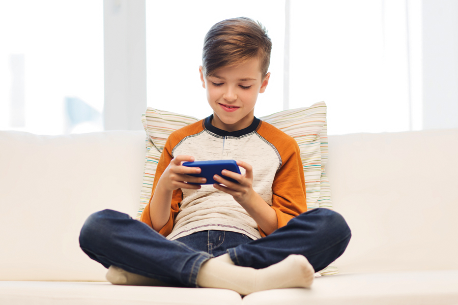 хлопчик зі смартфоном